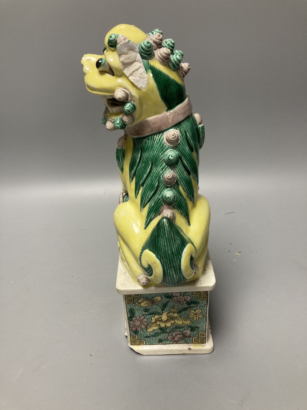 A pair of Chinese famille verte figures of Buddhist lions, Qing dynasty, 24.5cm